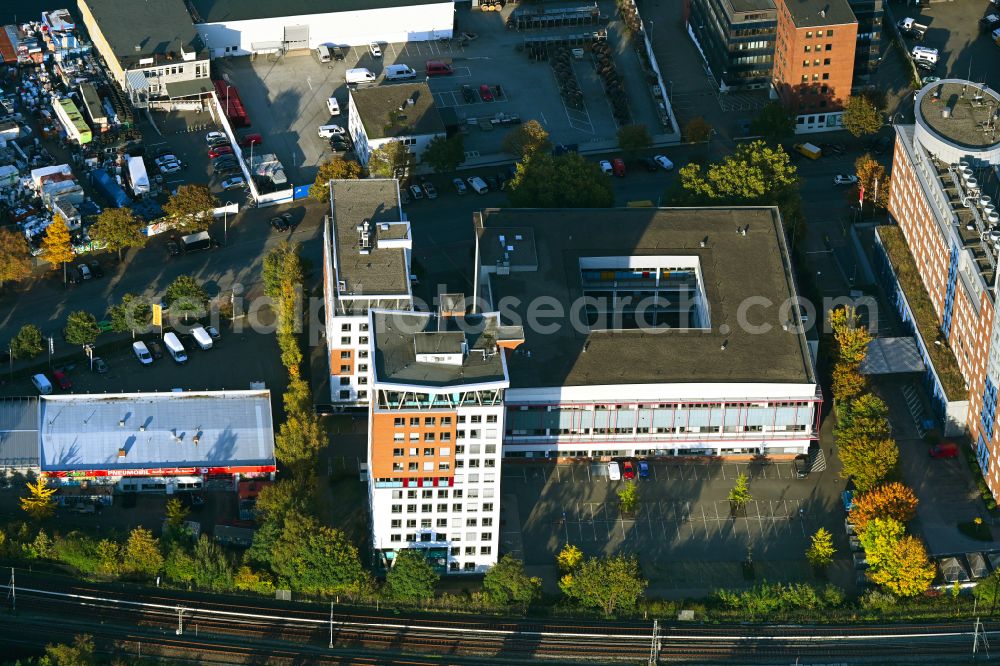 Aerial photograph Hamburg - Autumnal discolored vegetation view administrative building of the State Authority Behoerde fuer Gesundheit and Verbraucherschutz on street Billstrasse in the district Rothenburgsort in Hamburg, Germany