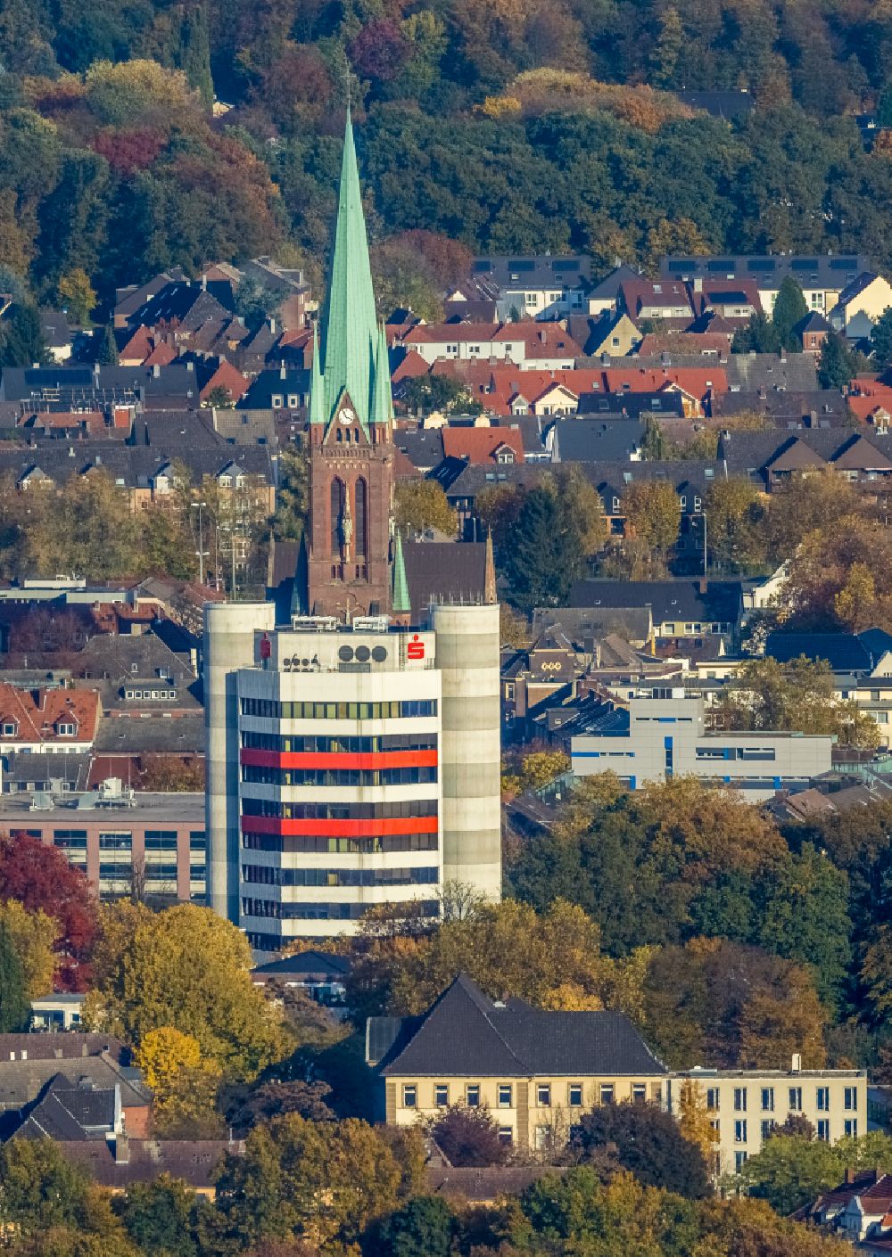 Gladbeck from above - Autumnal discolored vegetation view banking administration building of the financial services company Stadtsparkasse Gladbeck - Hauptgeschaeftsstelle on Friedrich-Ebert-Strasse in the district Gelsenkirchen-Nord in Gladbeck at Ruhrgebiet in the state North Rhine-Westphalia, Germany