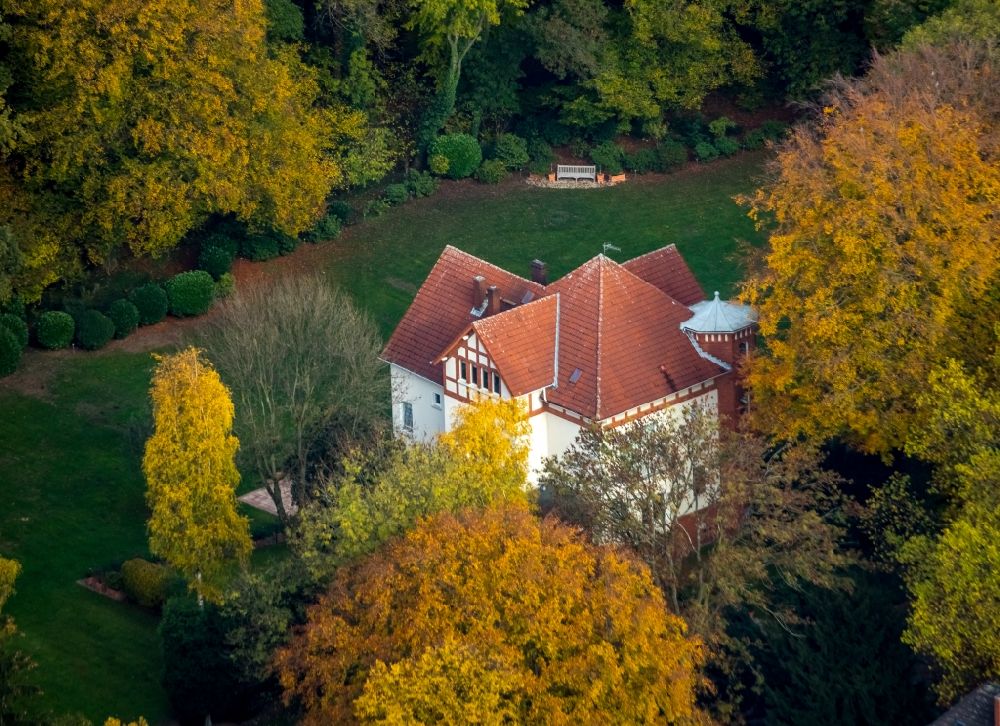 Aerial photograph Gladbeck - Autumnal discolored vegetation view Luxury residential villa of single-family settlement on Bernskonp in the district Rentfort in Gladbeck in the state North Rhine-Westphalia, Germany