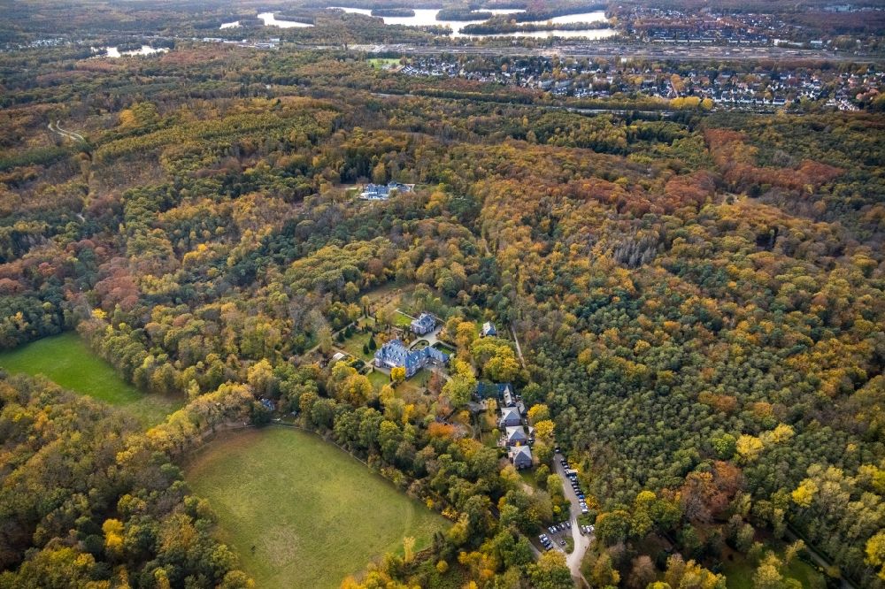 Aerial photograph Mülheim an der Ruhr - Autumnal discolored vegetation view luxury residential villa of single-family settlement of Villa Fritz Thyssen on Grossenbaumer Strasse in the forest area of the Broich-Speldorfer Wald in Muelheim on the Ruhr in the state North Rhine-Westphalia, Germany