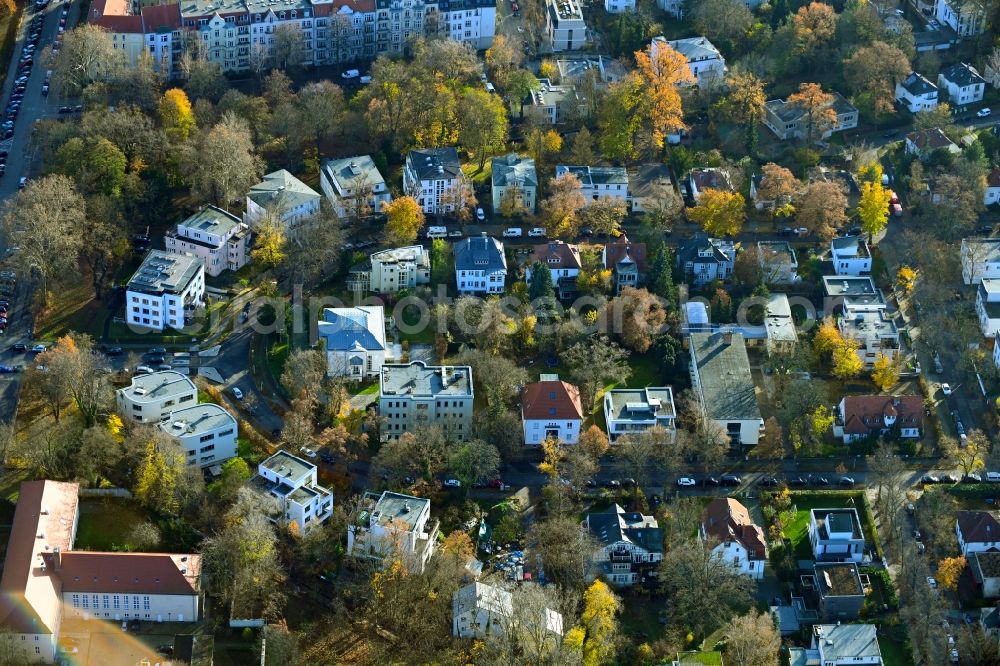 Berlin from the bird's eye view: Autumnal discolored vegetation view luxury villa in residential area of single-family settlement on Majakowskiring in the district Niederschoenhausen in Berlin, Germany