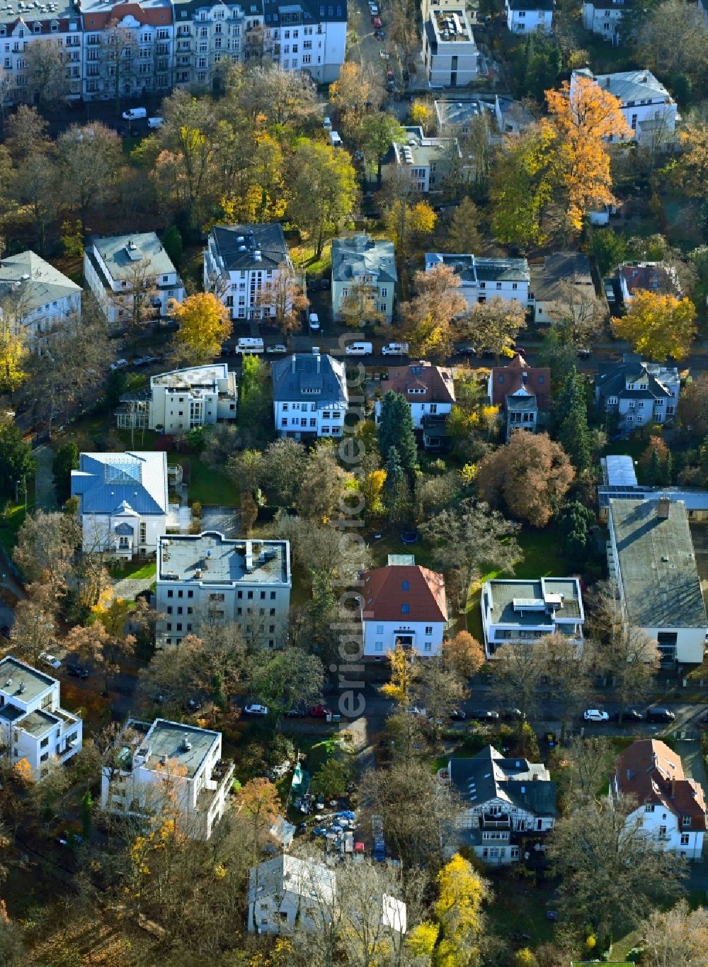 Aerial image Berlin - Autumnal discolored vegetation view luxury villa in residential area of single-family settlement on Majakowskiring in the district Niederschoenhausen in Berlin, Germany