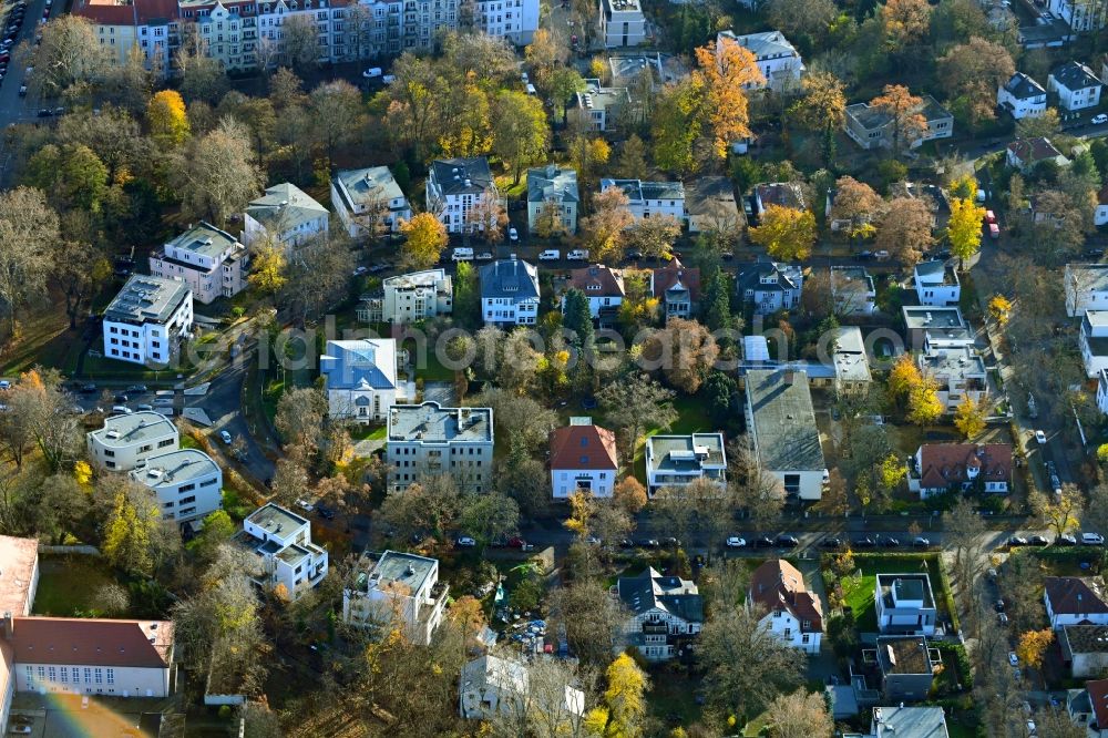 Aerial photograph Berlin - Autumnal discolored vegetation view luxury villa in residential area of single-family settlement on Majakowskiring in the district Niederschoenhausen in Berlin, Germany