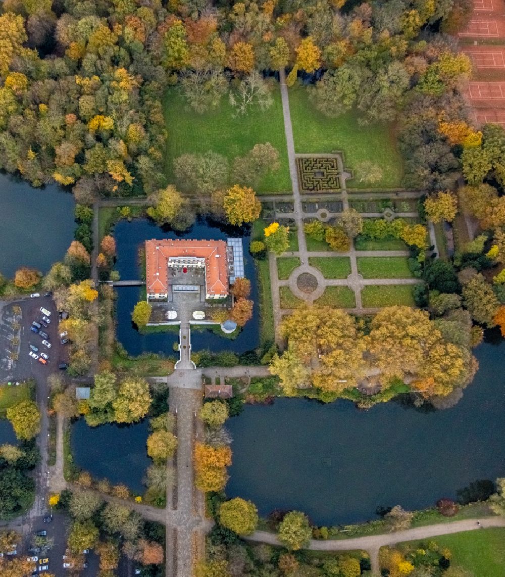 Gelsenkirchen from above - Autumnal discolored vegetation view building and castle park systems of water castle Berge in the district Buer in Gelsenkirchen at Ruhrgebiet in the state North Rhine-Westphalia, Germany