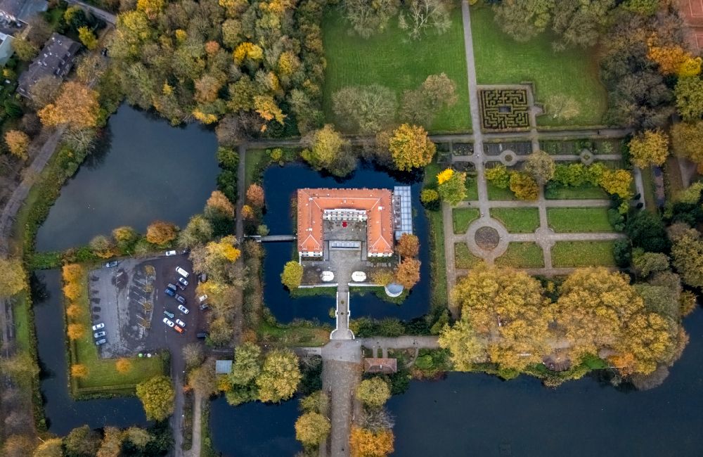 Gelsenkirchen from the bird's eye view: Autumnal discolored vegetation view building and castle park systems of water castle Berge in the district Buer in Gelsenkirchen at Ruhrgebiet in the state North Rhine-Westphalia, Germany