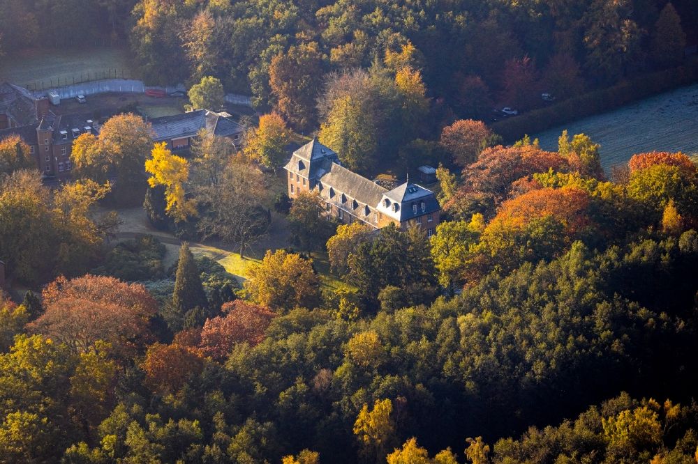 Aerial image Brüggen - Autumnal discolored vegetation view building and castle park systems of water castle in Brueggen in the state North Rhine-Westphalia, Germany