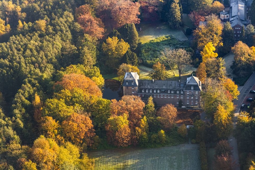 Aerial image Brüggen - Autumnal discolored vegetation view building and castle park systems of water castle in Brueggen in the state North Rhine-Westphalia, Germany