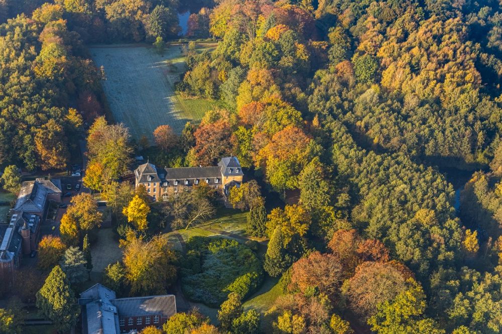 Brüggen from the bird's eye view: Autumnal discolored vegetation view building and castle park systems of water castle in Brueggen in the state North Rhine-Westphalia, Germany