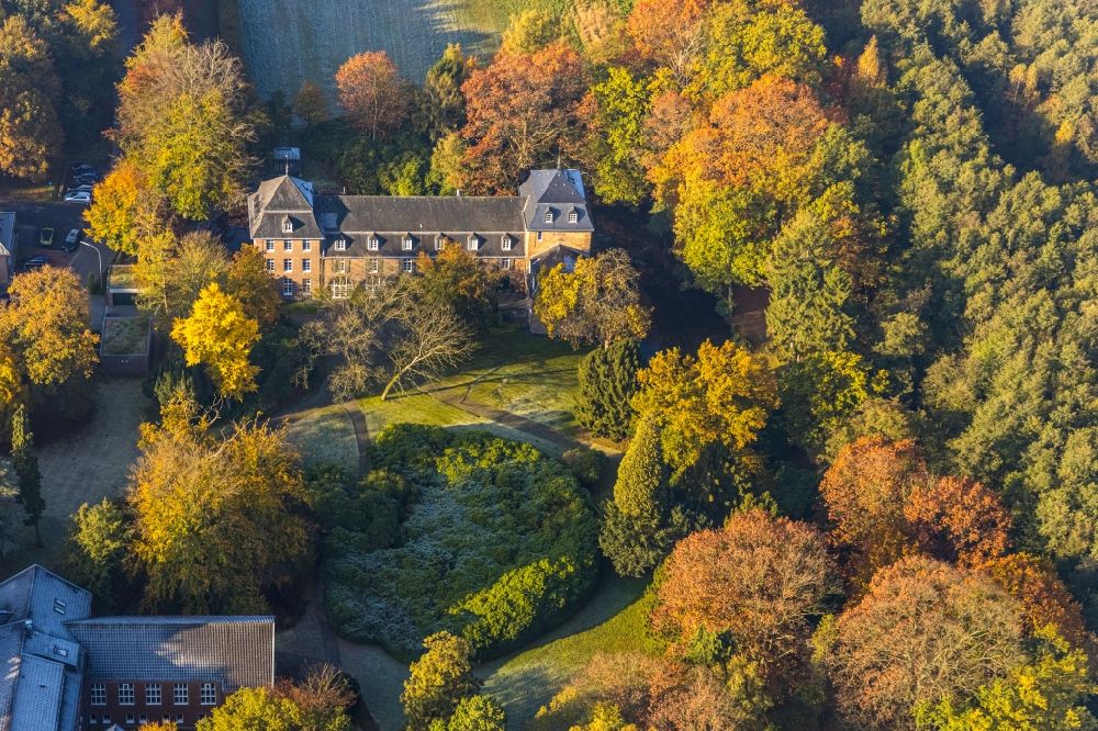 Aerial photograph Brüggen - Autumnal discolored vegetation view building and castle park systems of water castle in Brueggen in the state North Rhine-Westphalia, Germany