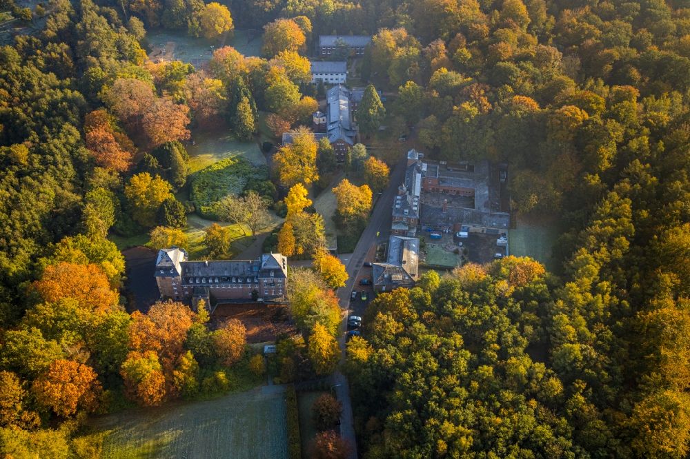 Aerial photograph Brüggen - Autumnal discolored vegetation view building and castle park systems of water castle in Brueggen in the state North Rhine-Westphalia, Germany