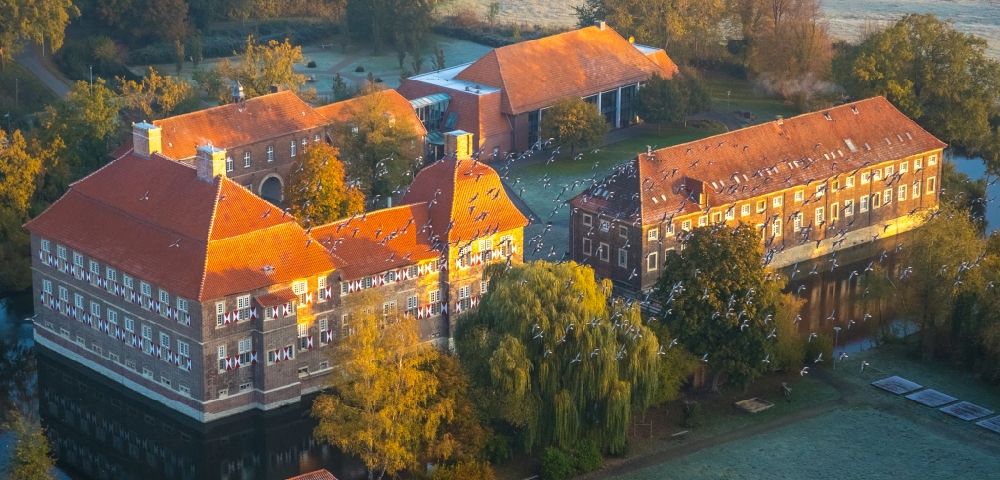 Aerial image Hamm - Autumnal discolored vegetation view building and castle park systems of water castle Oberwerries in Hamm in the state North Rhine-Westphalia, Germany