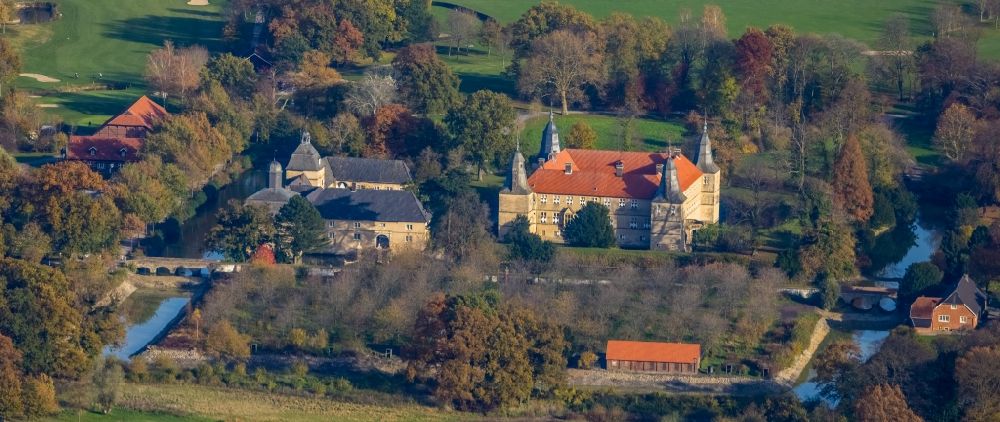 Aerial image Ascheberg - Autumnal discolored vegetation view building and castle park systems of water castle Westerwinkel in Ascheberg in the state North Rhine-Westphalia, Germany