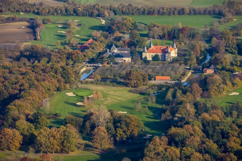 Aerial photograph Ascheberg - Autumnal discolored vegetation view building and castle park systems of water castle Westerwinkel in Ascheberg in the state North Rhine-Westphalia, Germany
