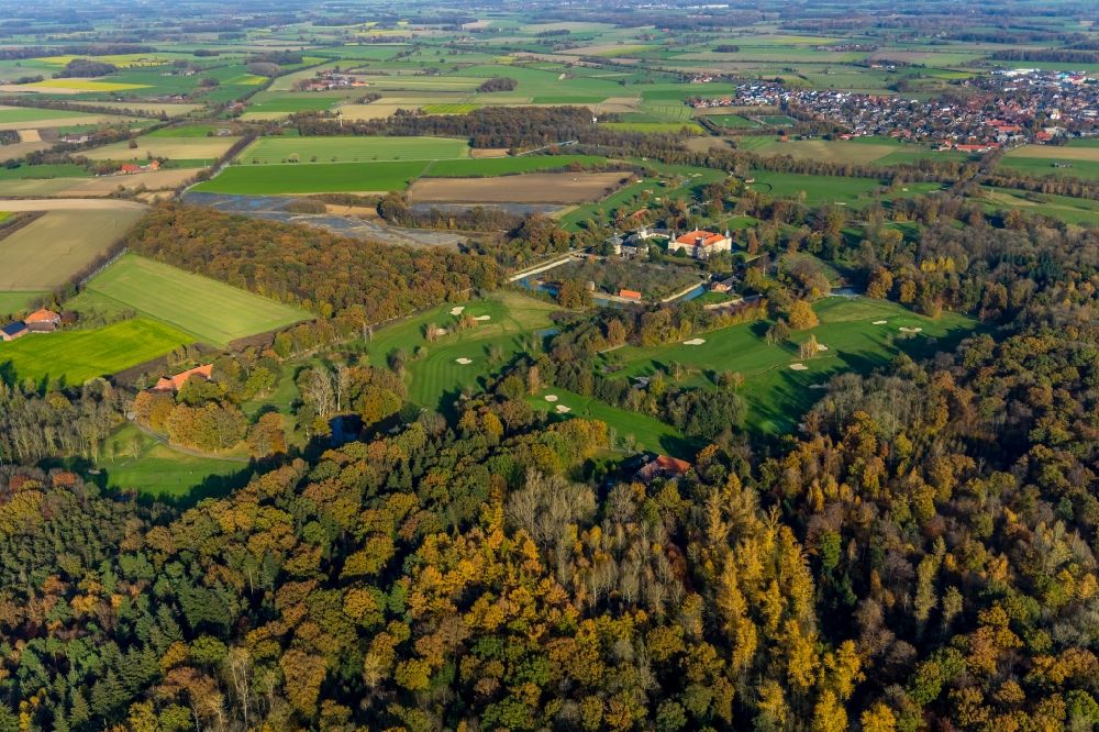 Ascheberg from the bird's eye view: Autumnal discolored vegetation view building and castle park systems of water castle Westerwinkel in Ascheberg in the state North Rhine-Westphalia, Germany