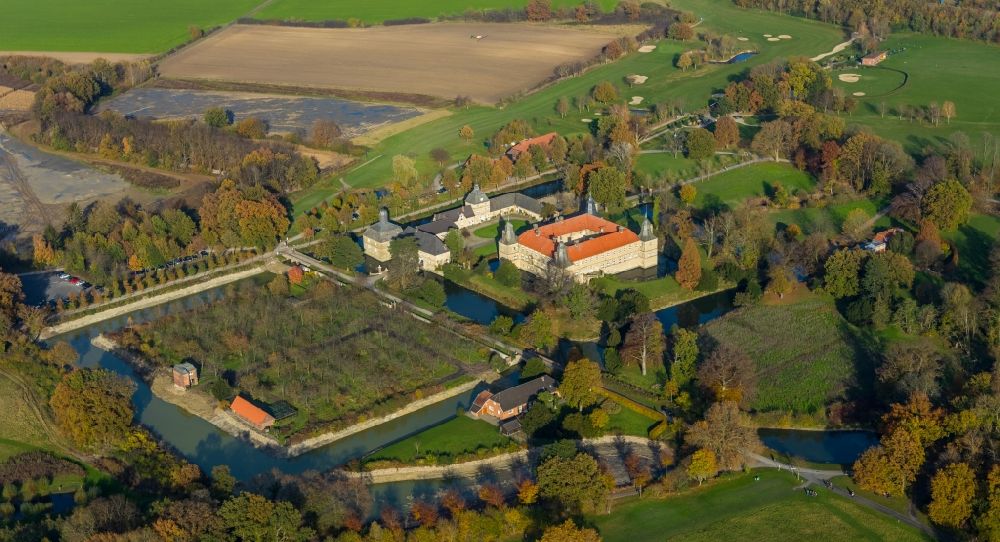 Aerial image Ascheberg - Autumnal discolored vegetation view building and castle park systems of water castle Westerwinkel in Ascheberg in the state North Rhine-Westphalia, Germany
