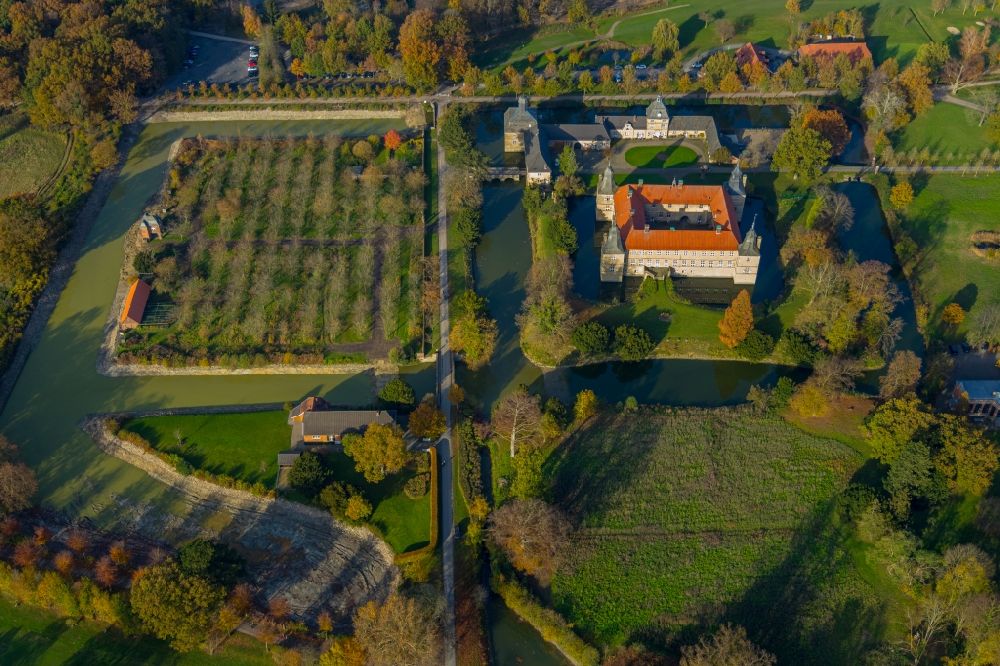 Aerial photograph Ascheberg - Autumnal discolored vegetation view building and castle park systems of water castle Westerwinkel in Ascheberg in the state North Rhine-Westphalia, Germany