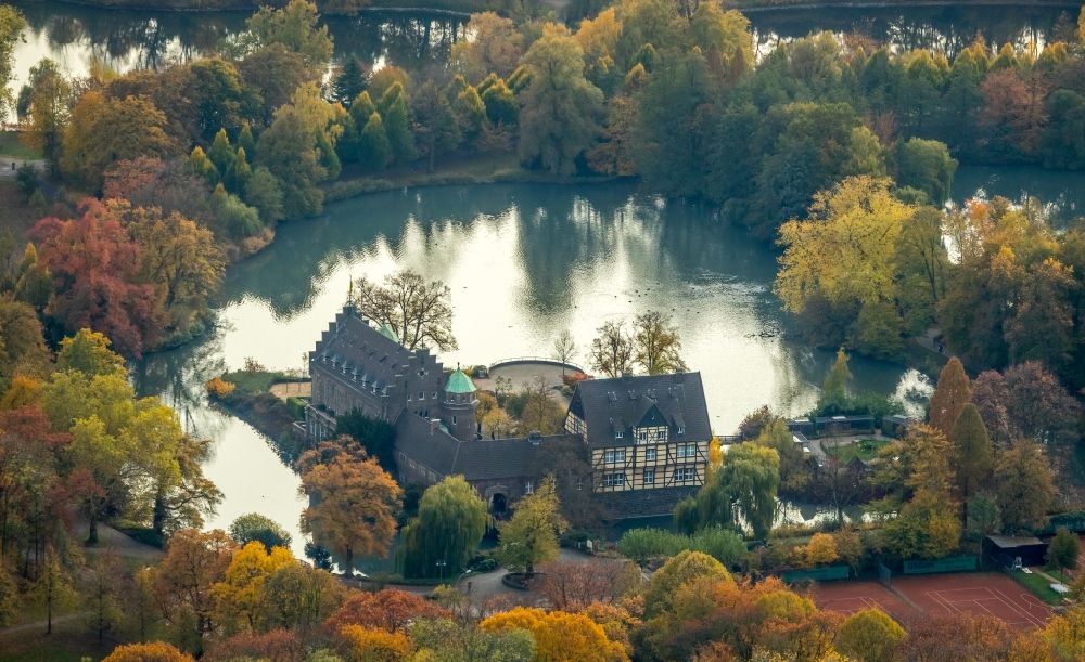 Aerial image Gladbeck - Autumnal discolored vegetation view Building and castle park systems of water castle Wittringen in Gladbeck in the state North Rhine-Westphalia