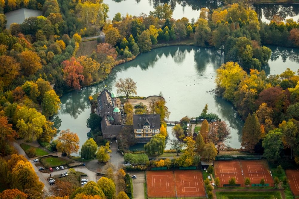 Gladbeck from the bird's eye view: Autumnal discolored vegetation view Building and castle park systems of water castle Wittringen in Gladbeck in the state North Rhine-Westphalia