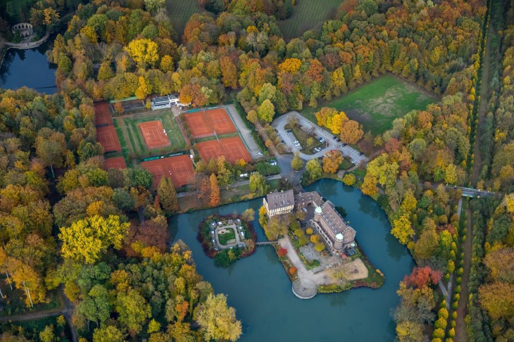 Aerial photograph Gladbeck - Autumnal discolored vegetation view Building and castle park systems of water castle Wittringen in Gladbeck in the state North Rhine-Westphalia