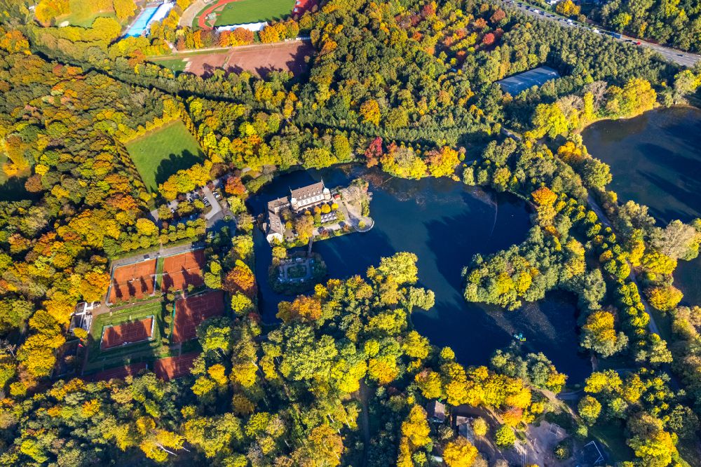 Aerial image Gladbeck - Autumnal discolored vegetation view building and castle park systems of water castle Wittringen in Gladbeck at Ruhrgebiet in the state North Rhine-Westphalia