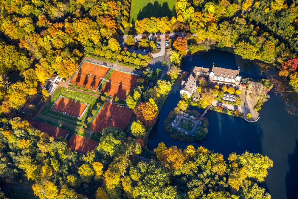 Aerial photograph Gladbeck - Autumnal discolored vegetation view building and castle park systems of water castle Wittringen in Gladbeck at Ruhrgebiet in the state North Rhine-Westphalia