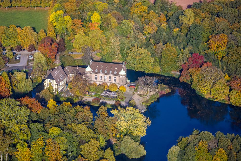 Gladbeck from the bird's eye view: Autumnal discolored vegetation view building and castle park systems of water castle Wittringen in Gladbeck at Ruhrgebiet in the state North Rhine-Westphalia