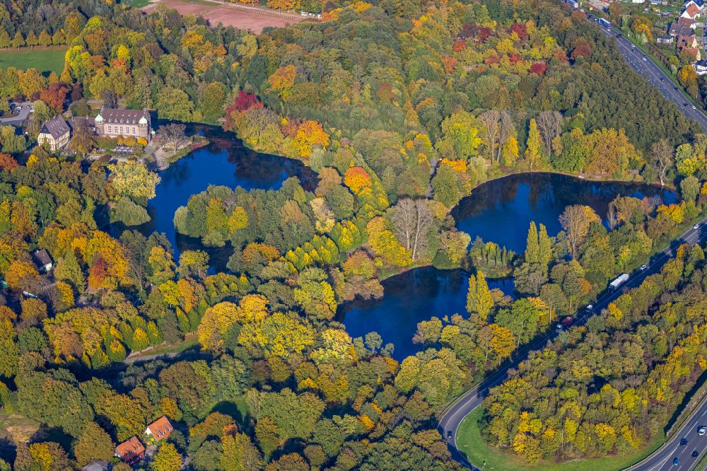 Aerial photograph Gladbeck - Autumnal discolored vegetation view building and castle park systems of water castle Wittringen in Gladbeck at Ruhrgebiet in the state North Rhine-Westphalia