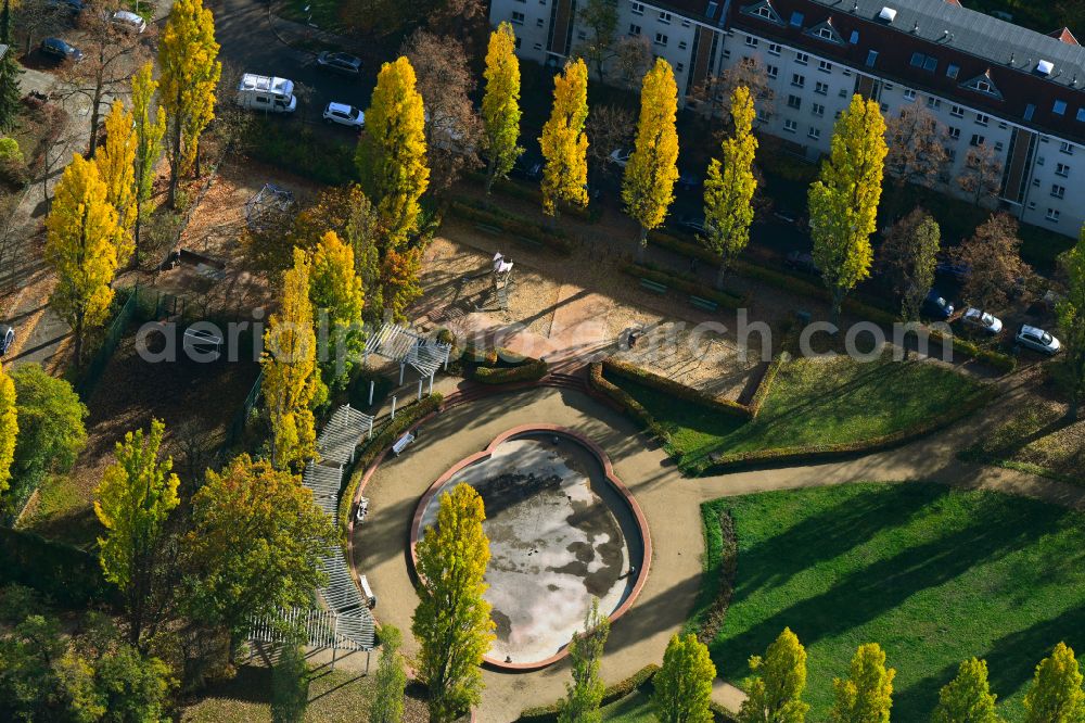 Aerial photograph Berlin - Autumn colored vegetation view Wasserspiele fountain on Bernkastler Platz in the park on Bernkastler Strasse in Berlin, Germany