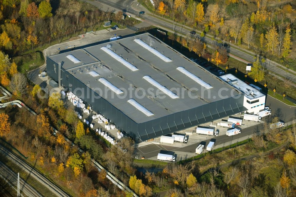 Aerial image Berlin - Autumnal discolored vegetation view buildings and production halls on the factory premises of the large laundry of Greif Textile Mietsysteme on Berlin Pablo-Picasso-Strass in the district Neu-Hohenschoenhausen in Berlin, Germany