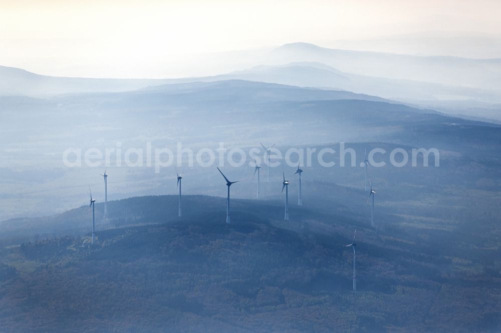 Aerial photograph Daxweiler - Autumnal discolored vegetation view weather-induced wind energy installations embedded in a fog layer in Oberheimbach in the state Rhineland-Palatinate, Germany