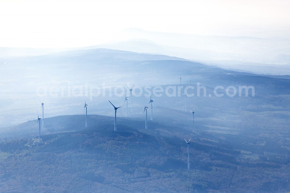 Daxweiler from the bird's eye view: Autumnal discolored vegetation view weather-induced wind energy installations embedded in a fog layer in Oberheimbach in the state Rhineland-Palatinate, Germany