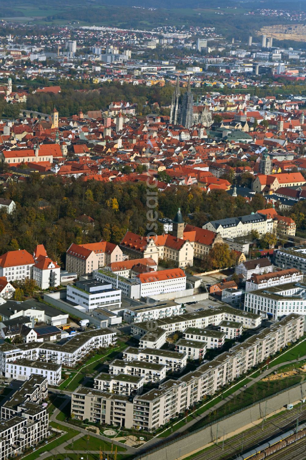 Regensburg from the bird's eye view: Autumnal discolored vegetation view residential area of a??a??a multi-family housing estate Das DOeRNBERG in the district of Westviertel in the district Westviertel in Regensburg in the state of Bavaria, Germany