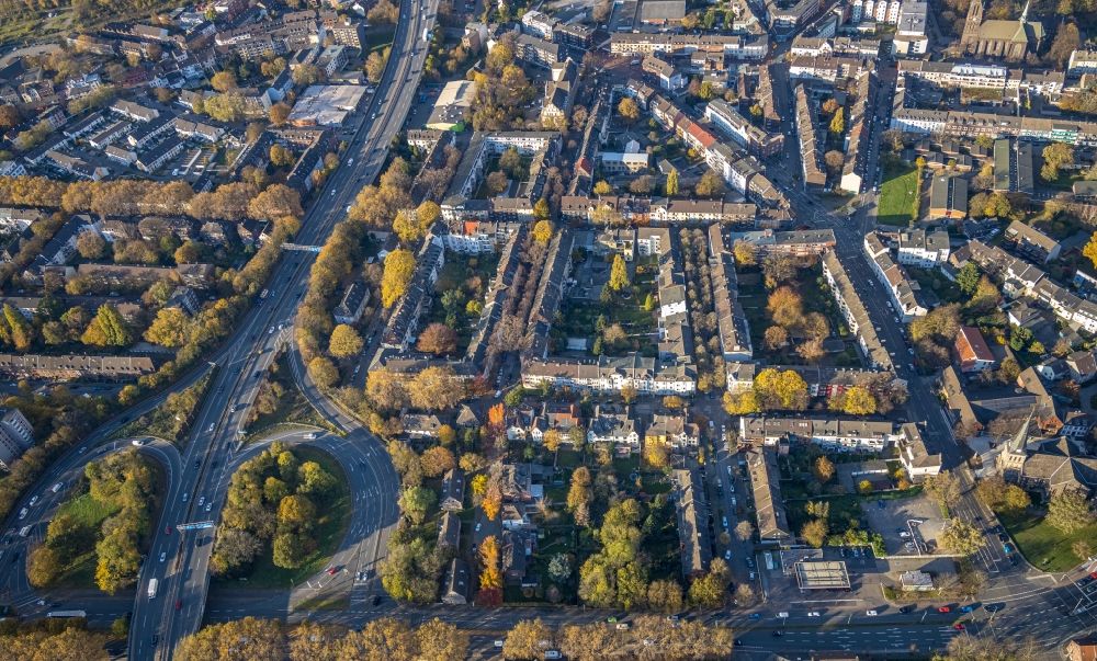 Duisburg from the bird's eye view: Autumnal discolored vegetation view residential area of the multi-family house settlement along the Heinrich-Bongers-Strasse - Stolzestrasse in the district Mittelmeiderich in Duisburg in the state North Rhine-Westphalia, Germany