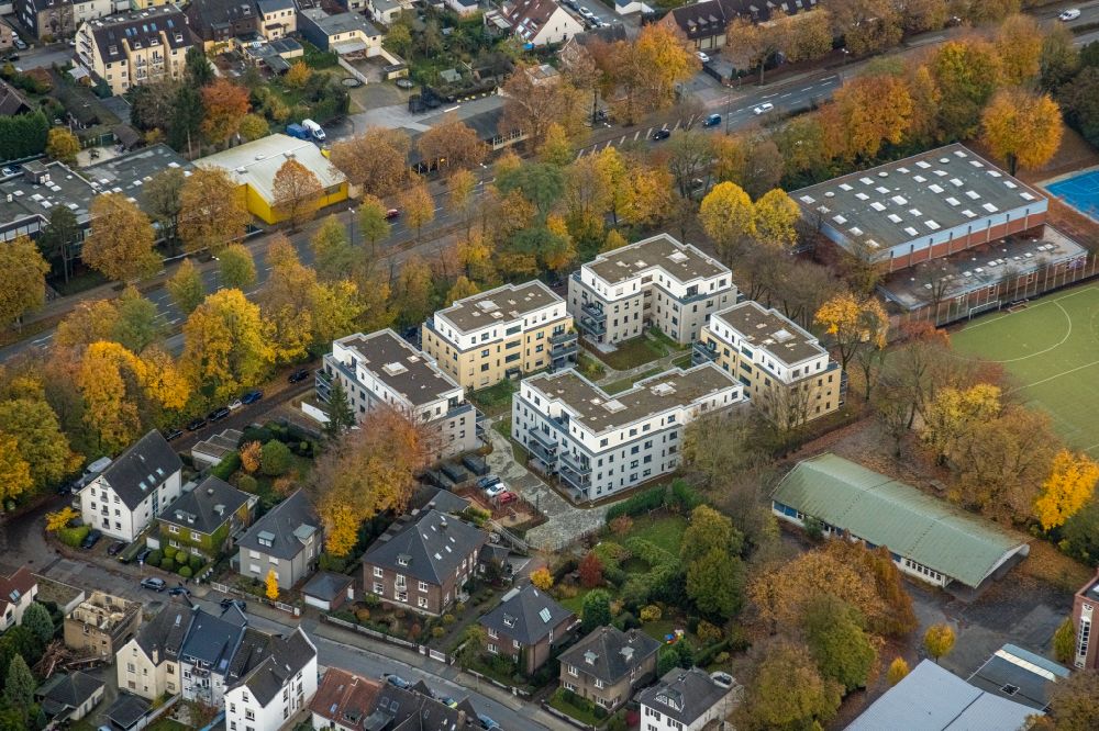 Aerial photograph Gelsenkirchen - Autumnal discolored vegetation view residential area of the multi-family house settlement on street Breddestrasse in the district Buer in Gelsenkirchen at Ruhrgebiet in the state North Rhine-Westphalia, Germany