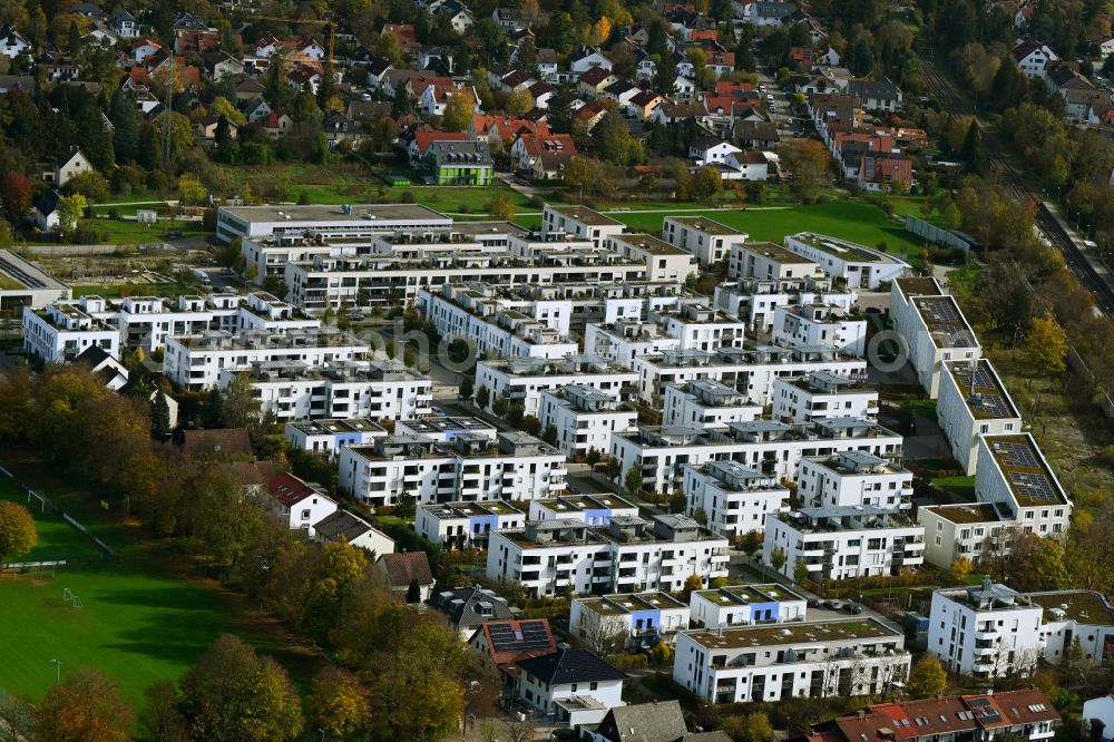 München from the bird's eye view: Autumnal discolored vegetation view residential area of the multi-family house settlement on Konstanze-Vernon-Strasse in the district Aubing in Munich in the state Bavaria, Germany