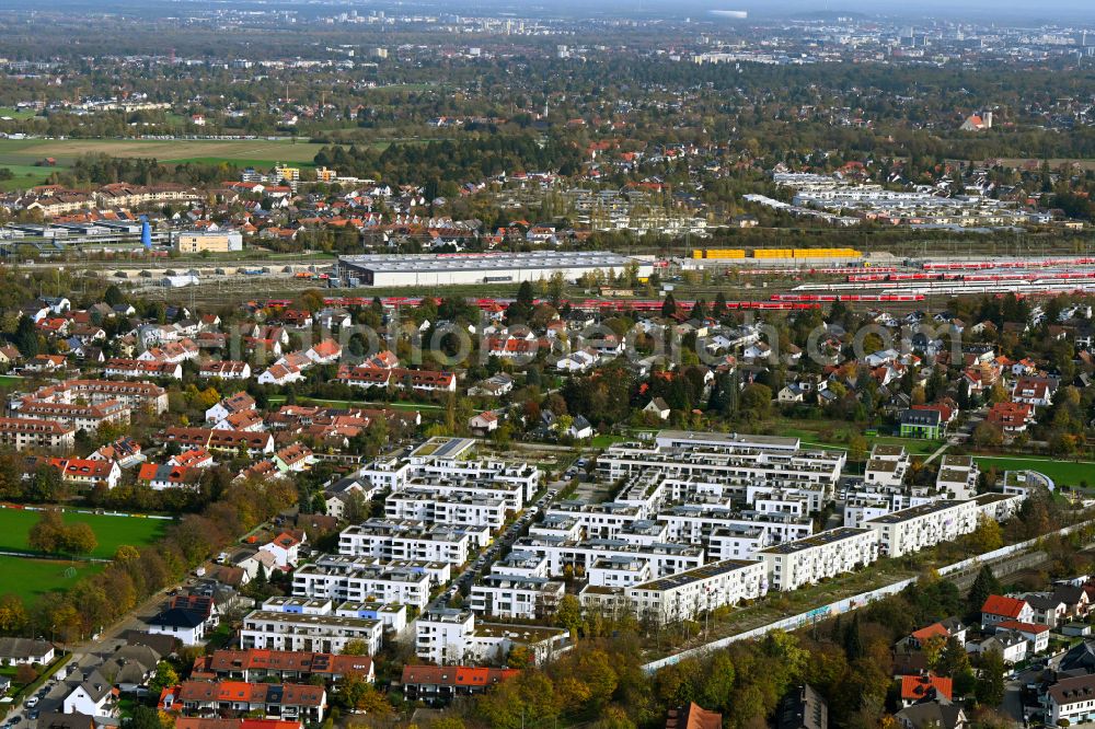Aerial image München - Autumnal discolored vegetation view residential area of the multi-family house settlement on Konstanze-Vernon-Strasse in the district Aubing in Munich in the state Bavaria, Germany