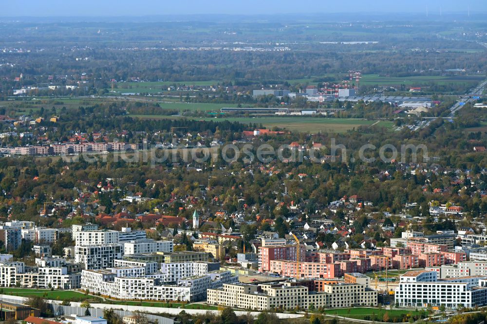 München from above - Autumnal discolored vegetation view residential area of the multi-family house settlement in the district Neuhausen-Nymphenburg in Munich in the state Bavaria, Germany