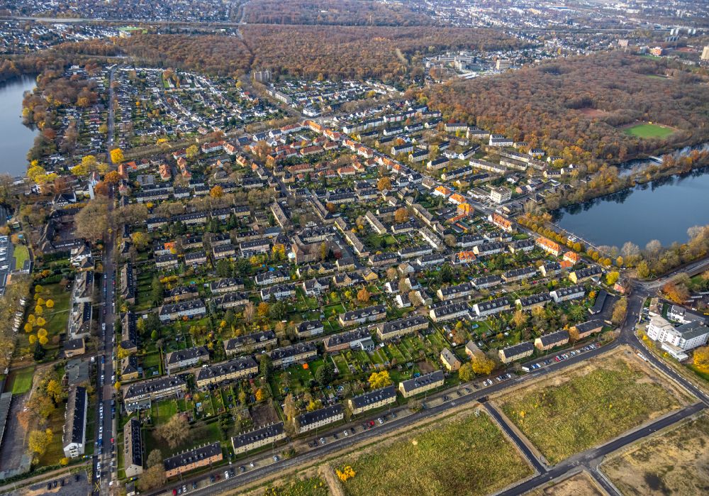Aerial image Duisburg - Autumnal discolored vegetation view residential area of an apartment complex on street Zu den Eichen in the Wedau district in Duisburg in the state North Rhine-Westphalia, Germany