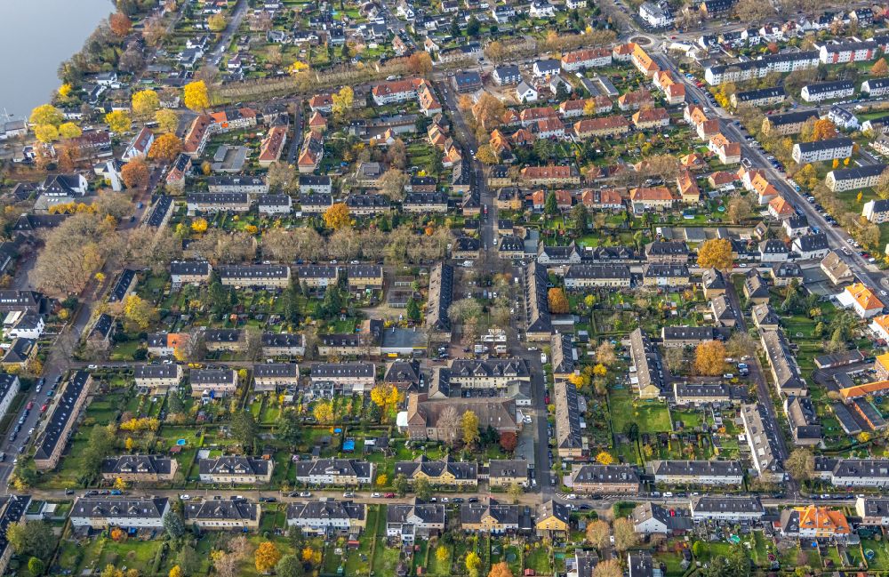 Aerial photograph Duisburg - Autumnal discolored vegetation view residential area of an apartment complex on street Zu den Eichen in the Wedau district in Duisburg in the state North Rhine-Westphalia, Germany