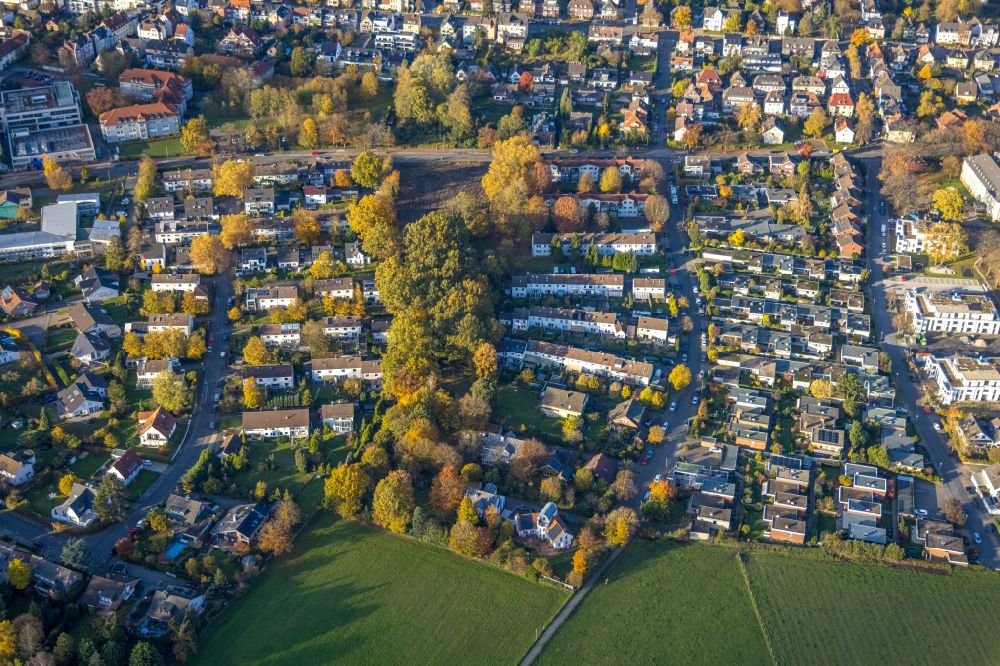 Hamm from the bird's eye view: Autumnal discolored vegetation view multi-family residential area in the form of a row house settlement on street Am Huckenholz - Knappenstrasse - Schuetzenstrasse in the district Norddinker in Hamm at Ruhrgebiet in the state North Rhine-Westphalia, Germany