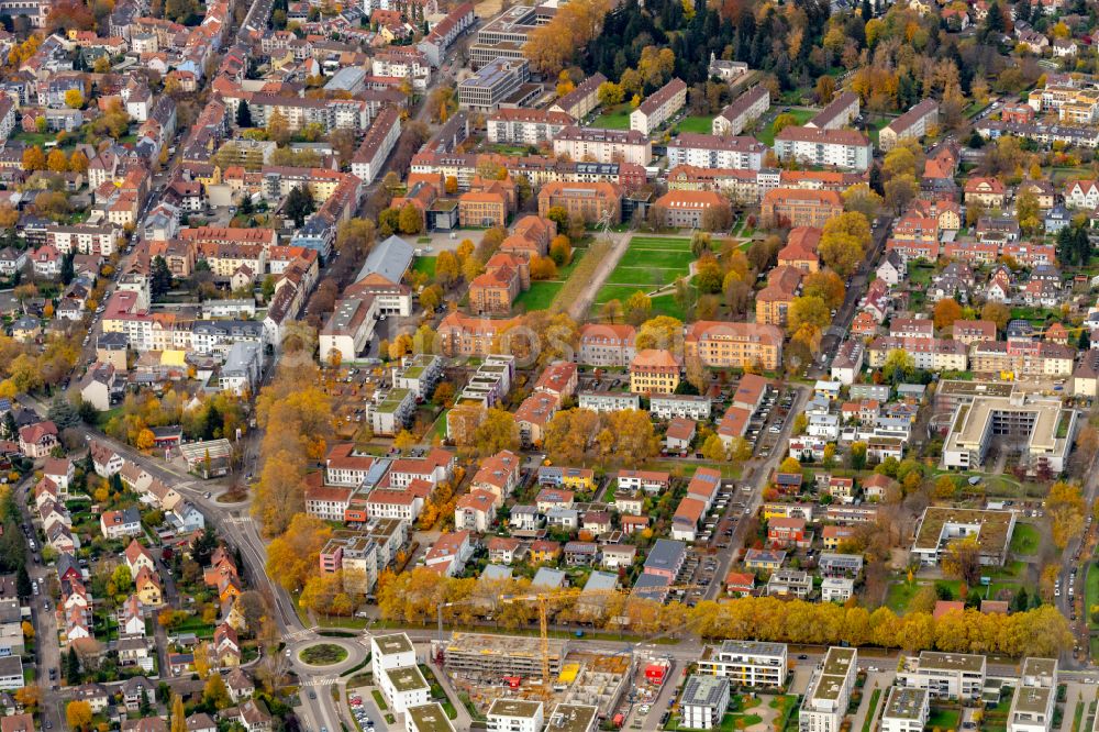 Offenburg from the bird's eye view: Autumnal discolored vegetation view residential area along the park Platz of Verfassungsfreunde in Offenburg in the state Baden-Wuerttemberg, Germany