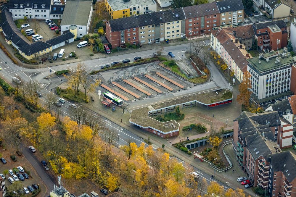 Gladbeck from above - Autumnal discolored vegetation view central Bus Station for Public Transportation Gladbeck Oberhof on street Grabenstrasse in Gladbeck at Ruhrgebiet in the state North Rhine-Westphalia, Germany