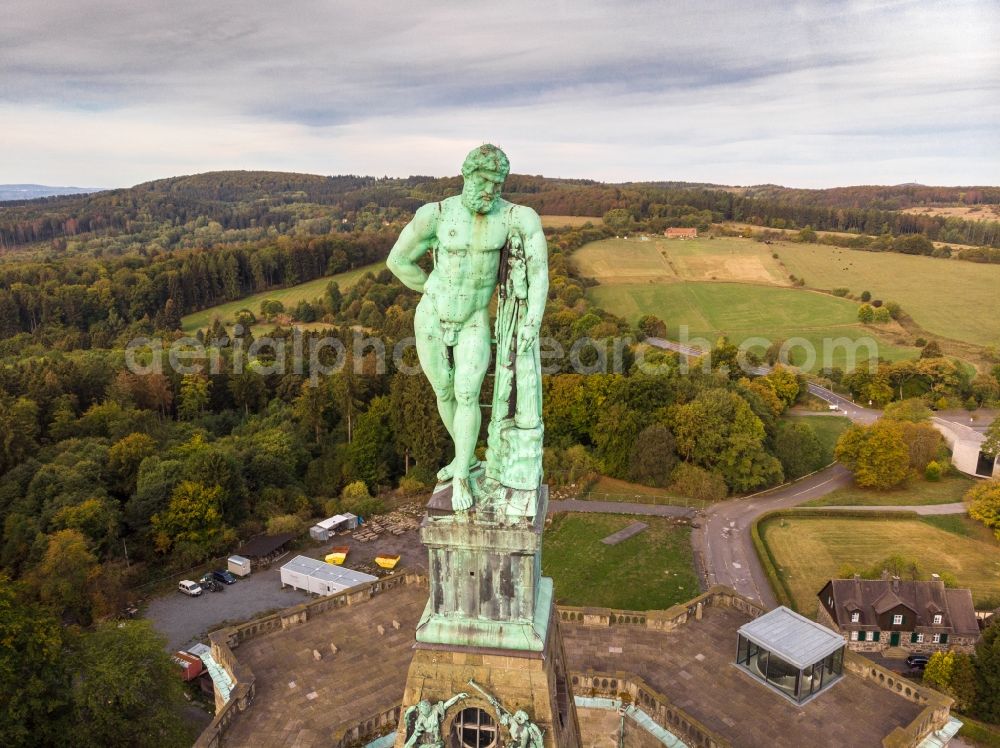 Aerial photograph Kassel - The statue of the Greek demigod Herakles, Herkules stands on the point of the castle Herkules in the mountain park Wilhelm's height. The statue is valid as a landmark of the city of Kassel