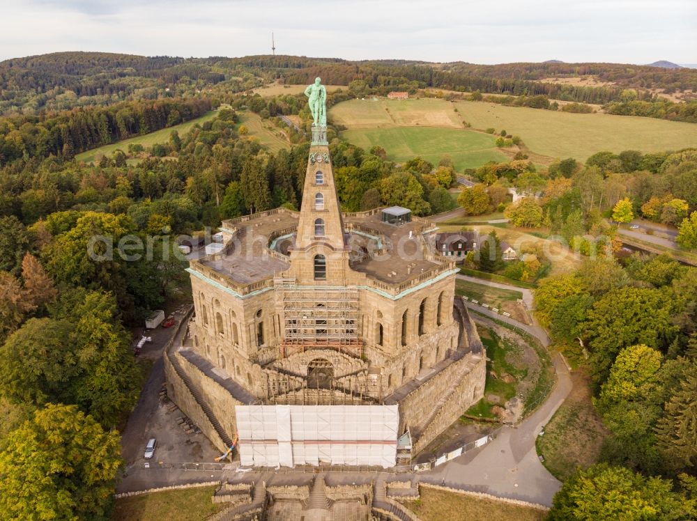 Kassel from the bird's eye view: The statue of the Greek demigod Herakles, Herkules stands on the point of the castle Herkules in the mountain park Wilhelm's height. The statue is valid as a landmark of the city of Kassel