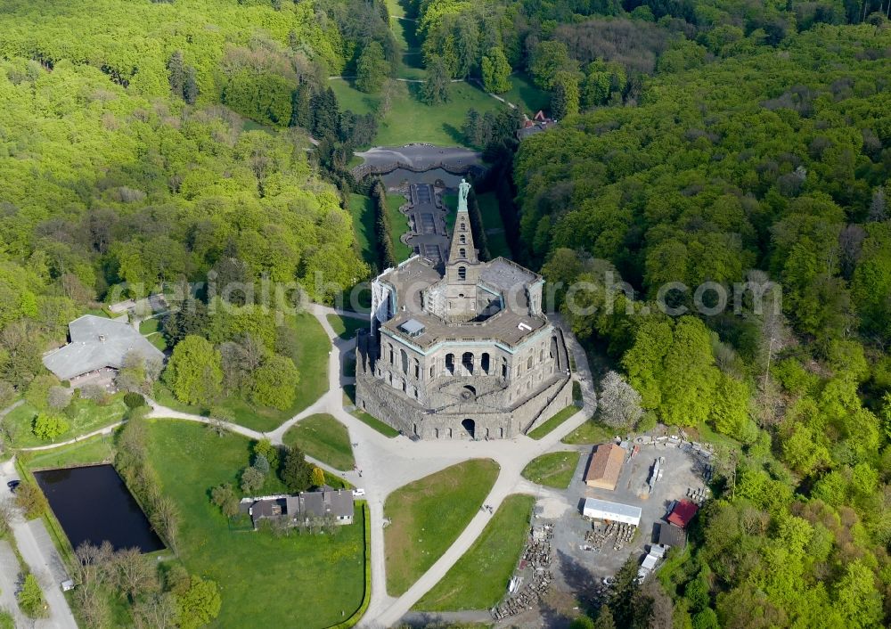 Aerial photograph Kassel - The statue of the Greek demigod Herakles, Herkules stands on the point of the castle Herkules in the mountain park Wilhelm's height. The statue is valid as a landmark of the city of Kassel