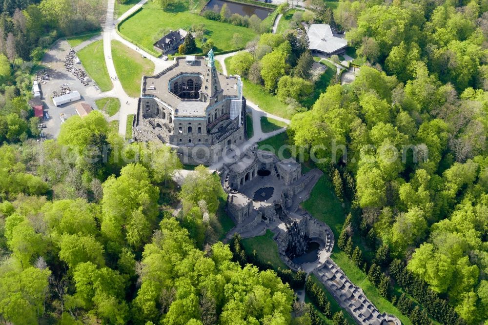 Kassel from the bird's eye view: The statue of the Greek demigod Herakles, Herkules stands on the point of the castle Herkules in the mountain park Wilhelm's height. The statue is valid as a landmark of the city of Kassel