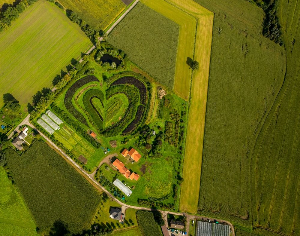 Waltrop from the bird's eye view: Heart-shaped planting in Markfelder Weg in Waltrop