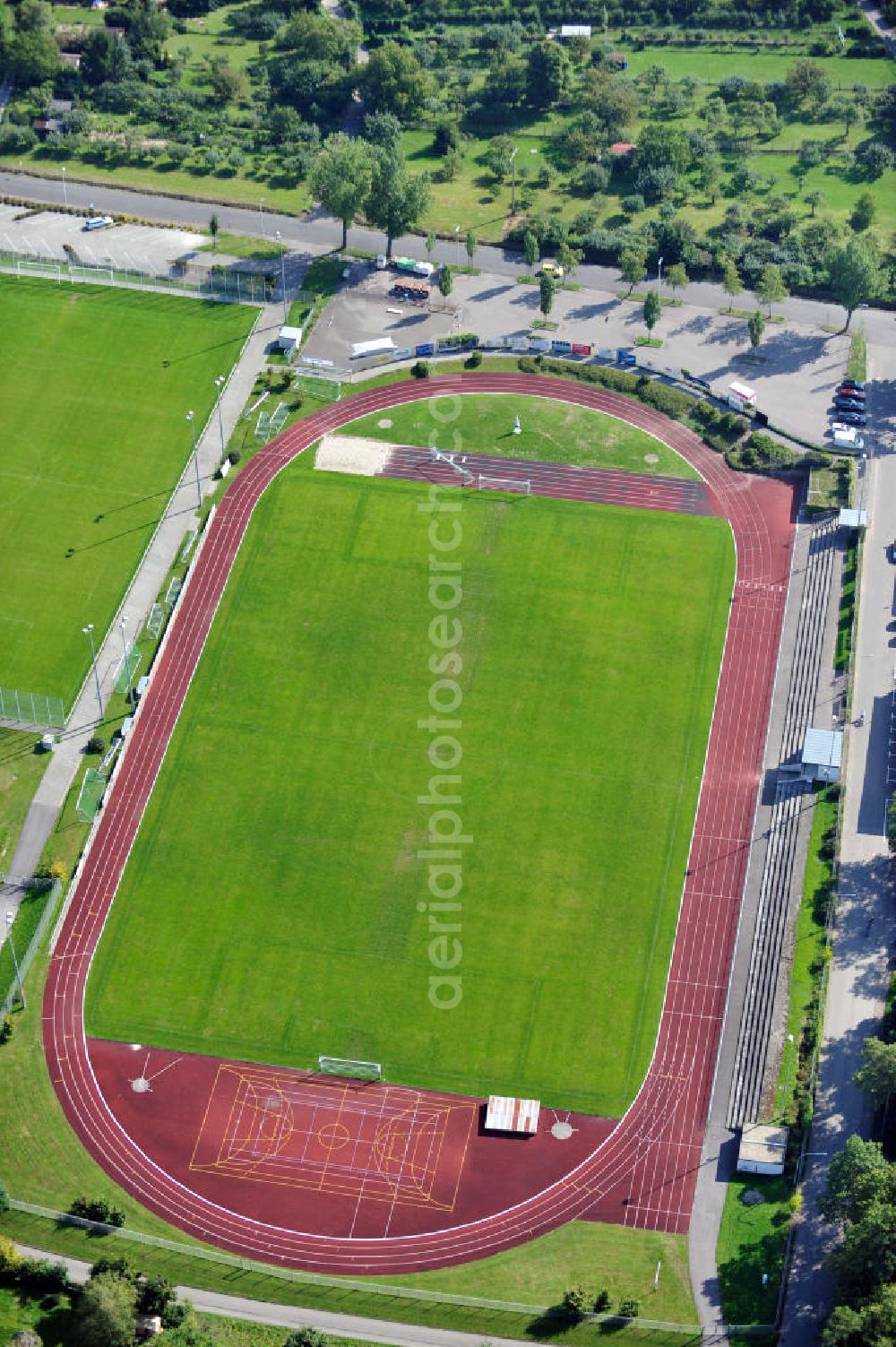 Aerial image Leingarten - Heuschelberg-Stadion und Trainingsplatz des Sportverein Leingarten 1895 e.V. in Baden-Württemberg. Heuschelberg-Stadium and training ground of the society Sportverein Leingarten 1895 e.V. in Baden-Wuerttemberg.