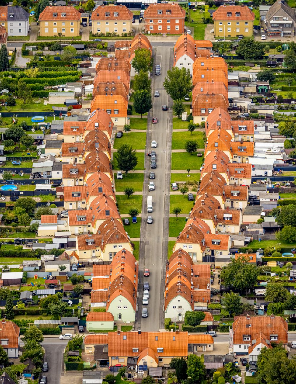 Ahlen from the bird's eye view: Residential area of a multi-family house settlement in Ahlen in the state North Rhine-Westphalia