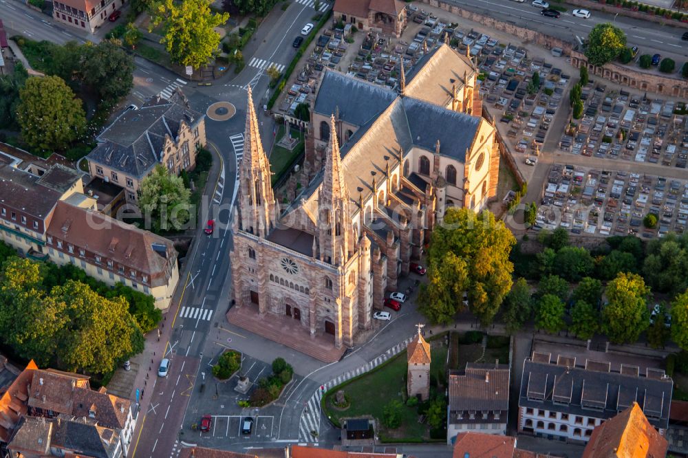 Obernai from the bird's eye view: Historic church complex Eglise Saints-Pierre-et-Paul on street Rempart Monseigneur Freppel in Obernai in Grand Est, France